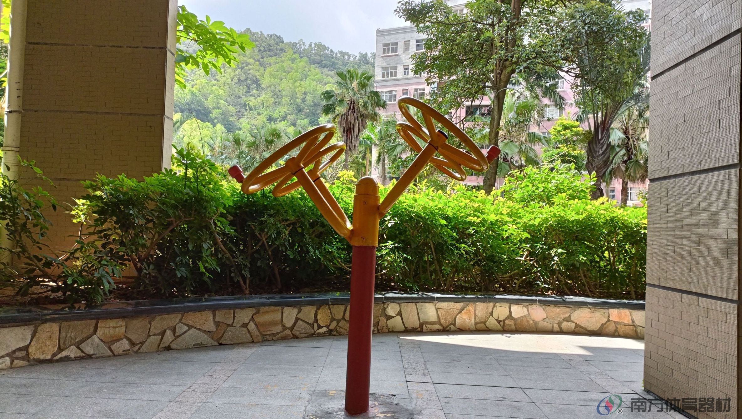 御龙山庄11栋3单元架空层(图1) 御龙山庄11栋3单元架空层(图1)